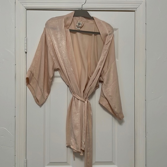 Champagne robe - Picture 1 of 3